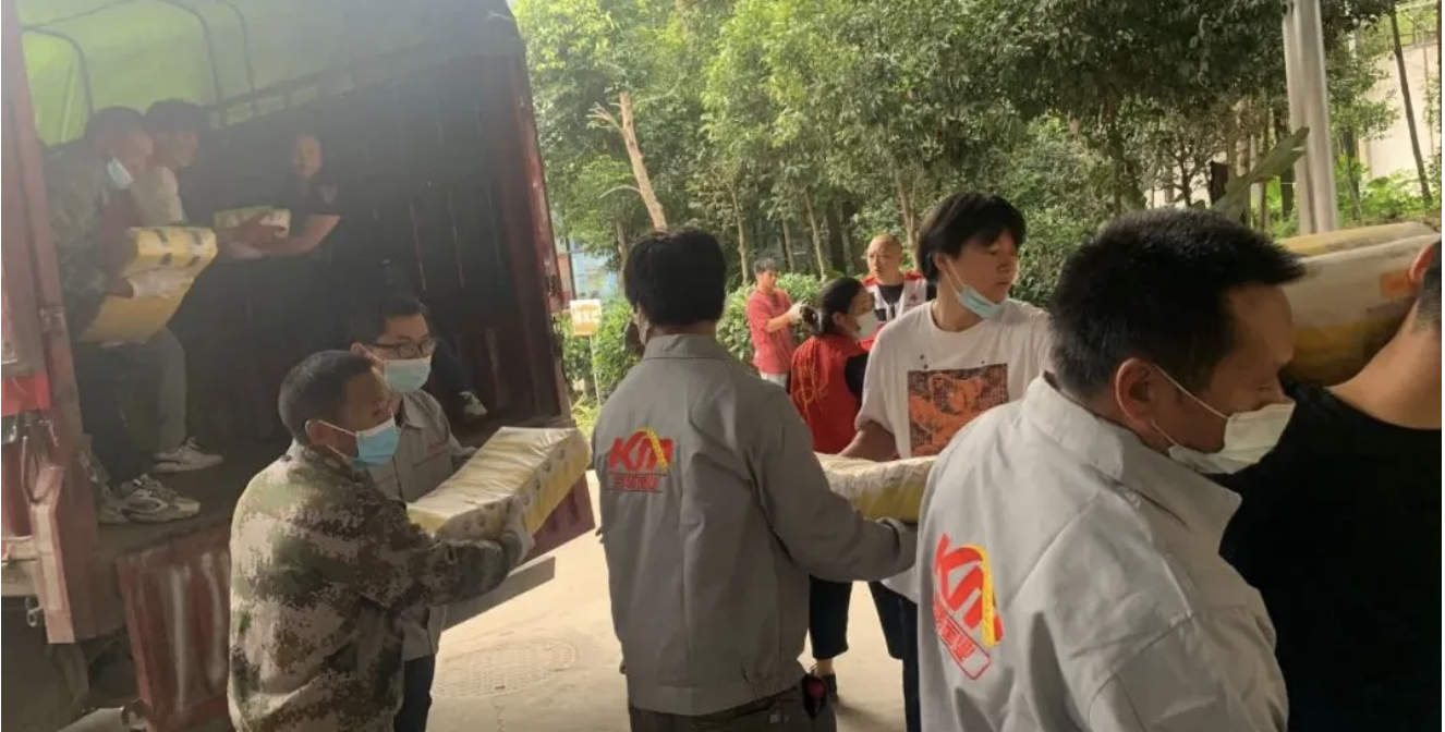 風(fēng)雨兼程，陳克明愛心物資順利抵達(dá)瀘定、雅安